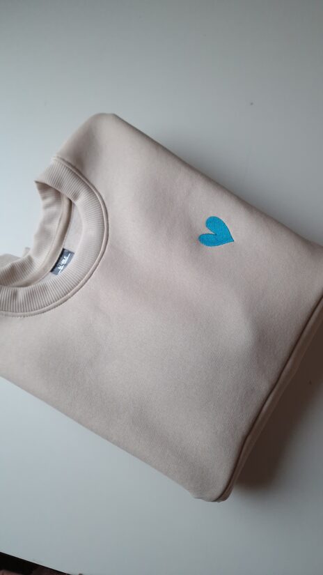 Bēšs krūts barošanas džemperis ar zilu SIRDi